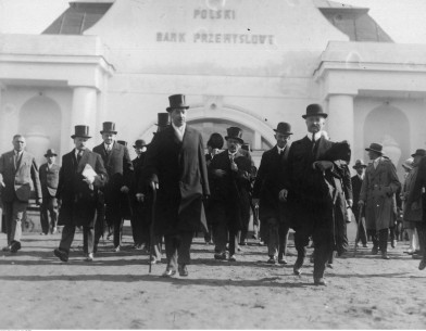 Відкриття Східних Торгів у 1929 році за участі міністра промисловості та торгівлі Евґеніуша Квятковського (зліва), комісара Уряду РП у Львові Отто Наддольского (справа), директора Торгів Генрика Ґросмана (між ними позаду)
