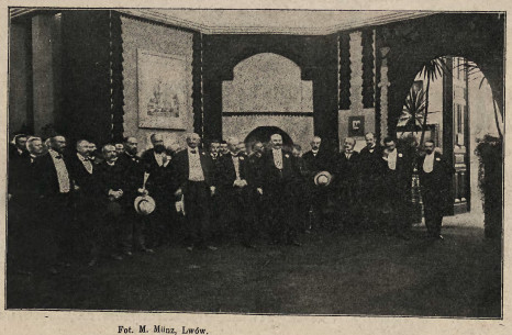 Congress participants at the art exhibition in the Art Palace in Stryiskyi Park