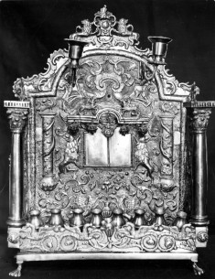 Ханукальний свічник — експонат на виставці 1933 року