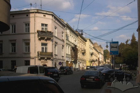 Вул. Валова, 19. Забудова непарного боку вулиці. На першому плані — будинок №17.