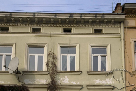 Вул. Валова, 19. Вікна 3-го пов.