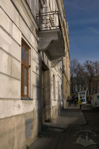 Вул. Валова, 29. Фрагмент фасаду, в центрі - головний вхід