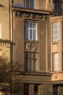 Вул. Валова, 13. Фрагмент фасаду в рівні 2-3-го пов.