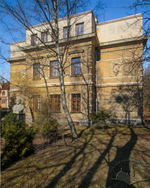 Вул. Личаківська, 171 – будинок школи