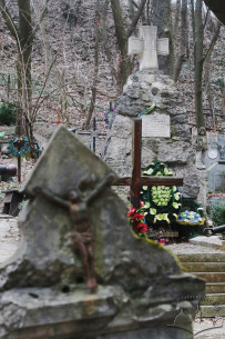Знесінський цвинтар при вулиці Заклинських. Справа - пам'ятник солдатам УГА