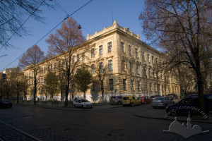 Вул. Бандери, 14 – Академічна гімназія