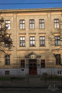 Вул. Бандери, 14. Фрагмент головного фасаду з порталом