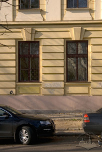 Вул. Бандери, 14. Вікна 1-го поверху