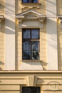 Вул. Бандери, 14. Вікно 2-го поверху