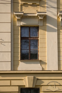 Вул. Бандери, 14. Вікно 2-го поверху