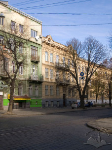 Вул. Бандери, 16. Будинок в оточуючій забудові. Вид з початку вул. Єфремова