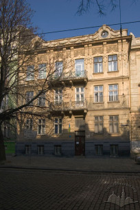 Вул. Бандери, 16. Головний фасад будинку