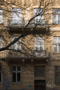 Вул. Бандери, 16. Фрагмент головного фасаду