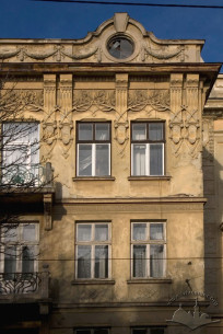 Вул. Бандери, 16. Фрагмент головного фасаду в рівні 2-3-го пов.