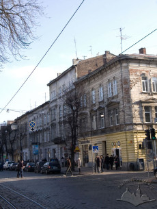 Vul. Bandery, 23. The building amidst other townhouses
