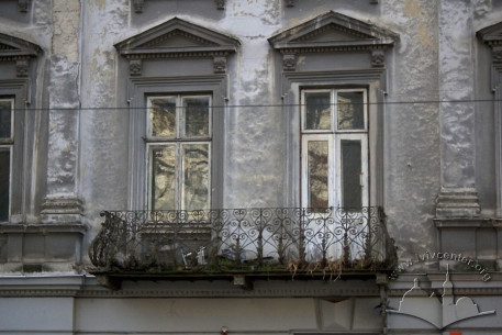 Vul. Bandery, 23. A 2nd storey balcony