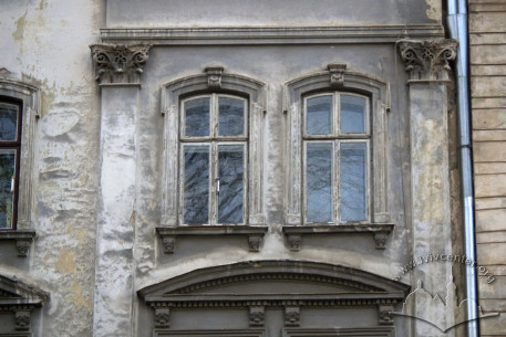 Vul. Bandery, 23. 3rd storey windows