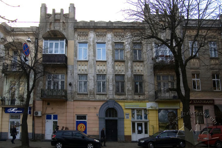 Вул. Бандери, 33. Вид на головний фасад