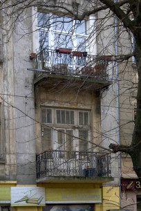 Вул. Бандери, 33. Фрагмент фасаду в рівні 2-3-го пов.