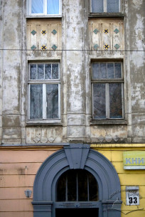 Вул. Бандери, 33. Фрагмент головного фасаду