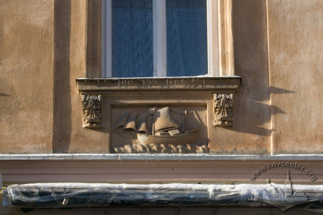 Vul. Krakivska, 11. Decor below a 2nd floor window