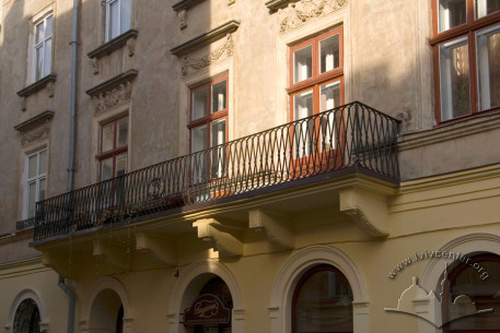 Vul. Krakivska, 14. Fragment of the main facade with a 2nd floor balcony