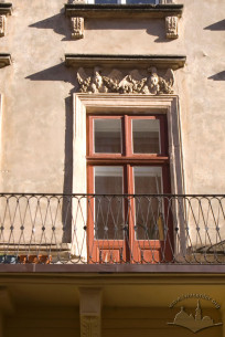 Vul. Krakivska, 14. A 2nd floor balcony doors