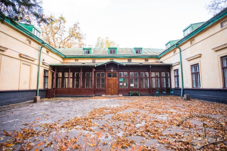 Вул. Кобилянської, 1. Фрагмент тильного фасаду будівлі з прибудованою дерев'яною галереєю