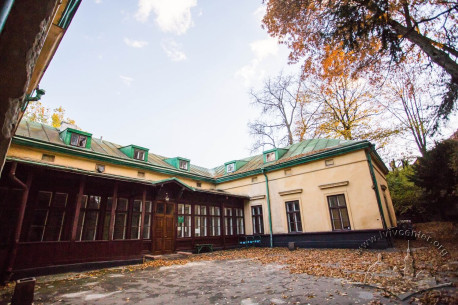 Вул. Кобилянської, 1. Ліве (південно-західне) крило будинку, вигляд з тилу