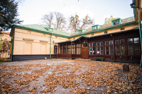 Вул. Кобилянської, 1. Праве (північно-східне) крило будинку, вигляд з тилу