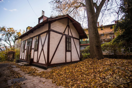 Вул. Кобилянської, 1. Господарський будинок фахверкової конструкції в південній частині ділянки