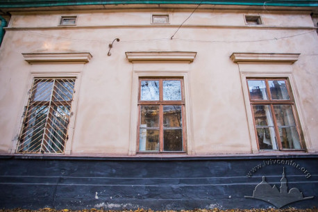 Вул. Кобилянської, 1. Вікна першого поверху з профільованими обрамленнями і лінійними сандриками
