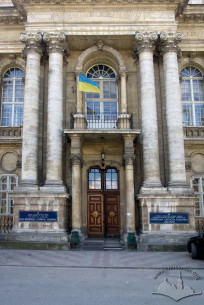 Вул. Чернігівська, 7. У центрі фото – головний вхід до будинку