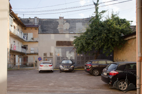Вул. Франка, 39. Подвір'я будинку, в якому колись розміщувався автосервіс і заправка
