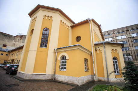 Вул. Франка, 56. Вигляд церкви із подвір'я