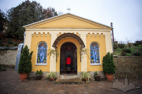 Вул. Франка, 56. Каплиця збоку від церкви