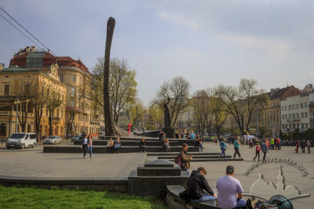 Prosp. Svobody. General view of the square with Taras Shevchenko monument. View from north towards south