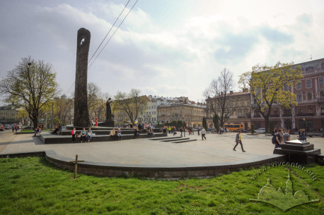 Prosp. Svobody. General view of the square with Taras Shevchenko monument. View from notheast.