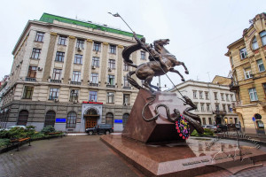 Пл. Генерала Григоренка – пам'ятник Св. Юрію Змієборцю