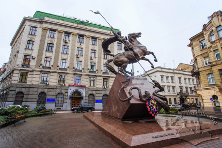 The monument on pl. Henerala Hryhorenka. On the background, the building of the regional branch of the Ministry of Internal Affairs