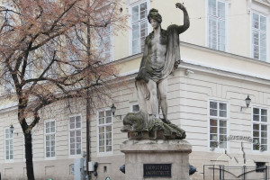 Пл. Ринок – фонтан із скульптурною фігурою Амфітрити