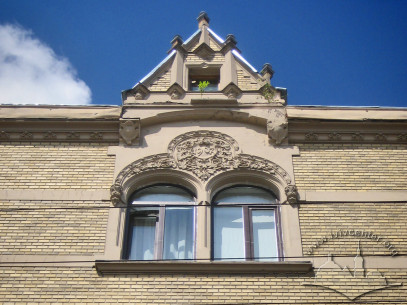 Вул. Коперника, 30. Біфорій і аттик на центральній осі фасаду