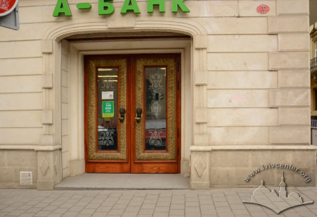 Vul. Kopernyka, 32. A shop entrance