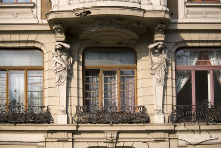 Просп. Свободи, 10. Фрагмент фасаду у рівні ІІ-го пов. з автентичною віконною столяркою, необароковим огородженням “французького” балкону, атлантом та каріатидою що підтримують еркер