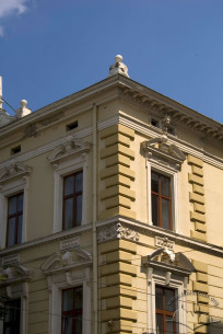Просп. Свободи, 12. Фрагмент наріжної частини будинку