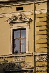 Просп. Свободи, 12. Фрагмент фасаду з вікном ІІІ-го пов.