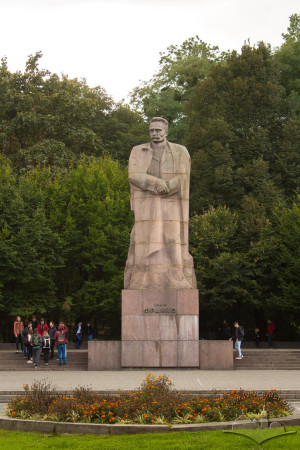 Vul. Universytetska – monument to Ivan Franko