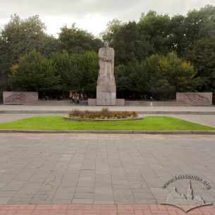 Вул. Університетська. Пам'ятник Іванові Франку. Площа перед пам'ятником