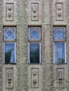 Вул. Левицького, 22. Вікна 3-го поверху на еркері на північному фасаді