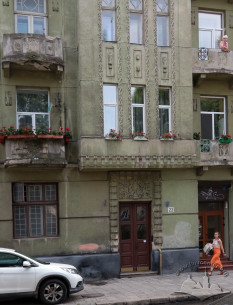 Вул. Левицького, 22. Центральна частина північного фасаду з головним входом